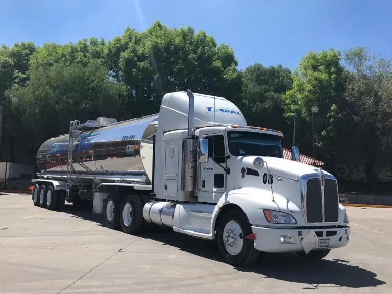 Semirremolque autotanque de acero inoxidable TRESAL para transporte de productos químicos a granel en México