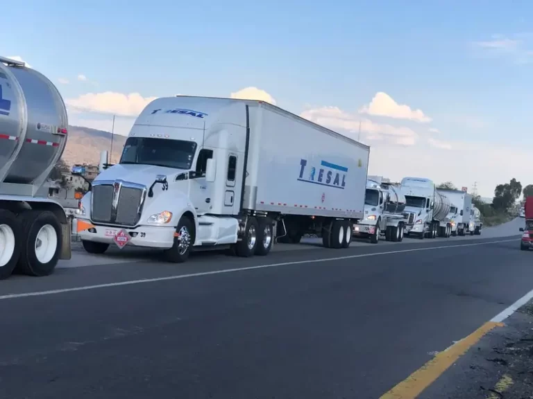 Convoy TRESAL en carretera, flotilla de transporte especializado de productos químicos a granel en México