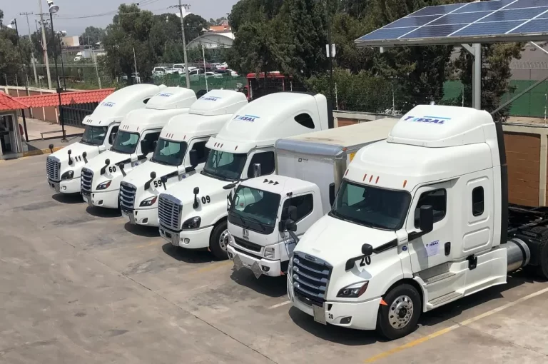 Flotilla de tractocamiones TRESAL en base operativa Cuautitlán Izcalli México