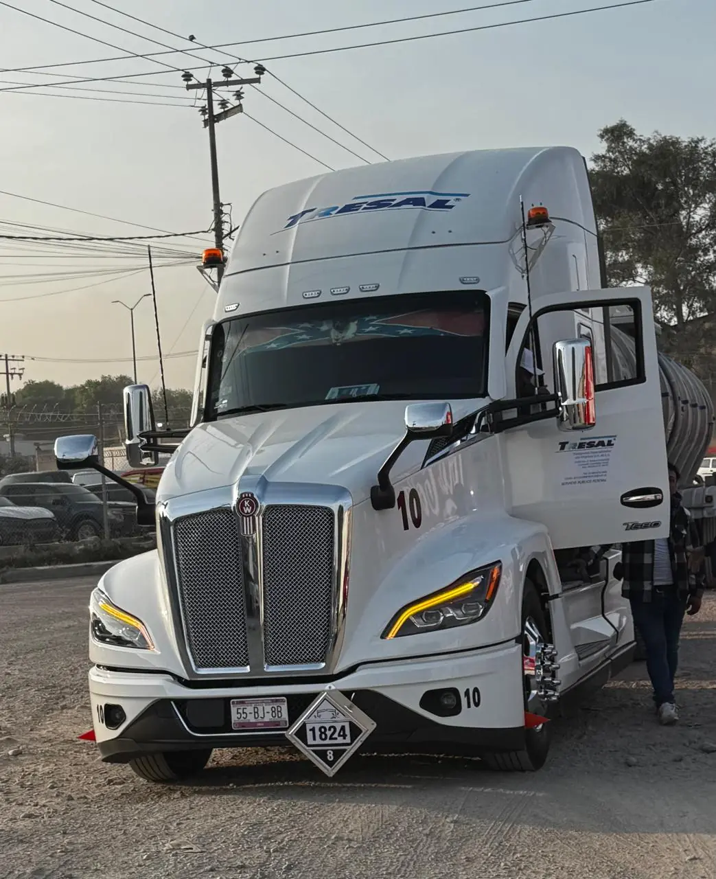 Kenworth tractor truck with TRESAL stainless steel tank truck in Cuautitlán Izcalli, Mexico