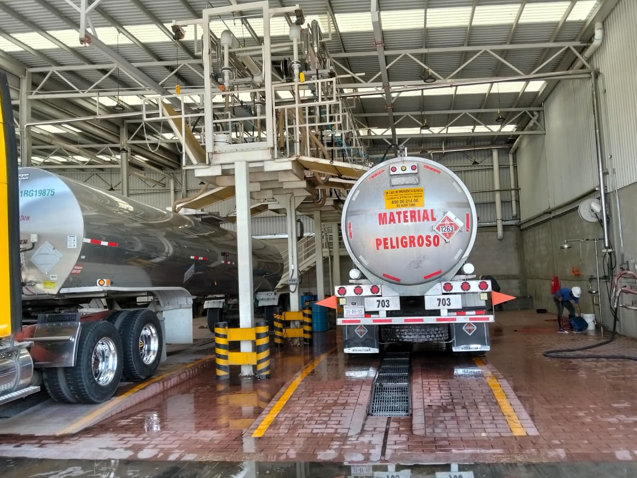 Hazardous materials tank truck at TRESAL washing center San Luis Potosí
