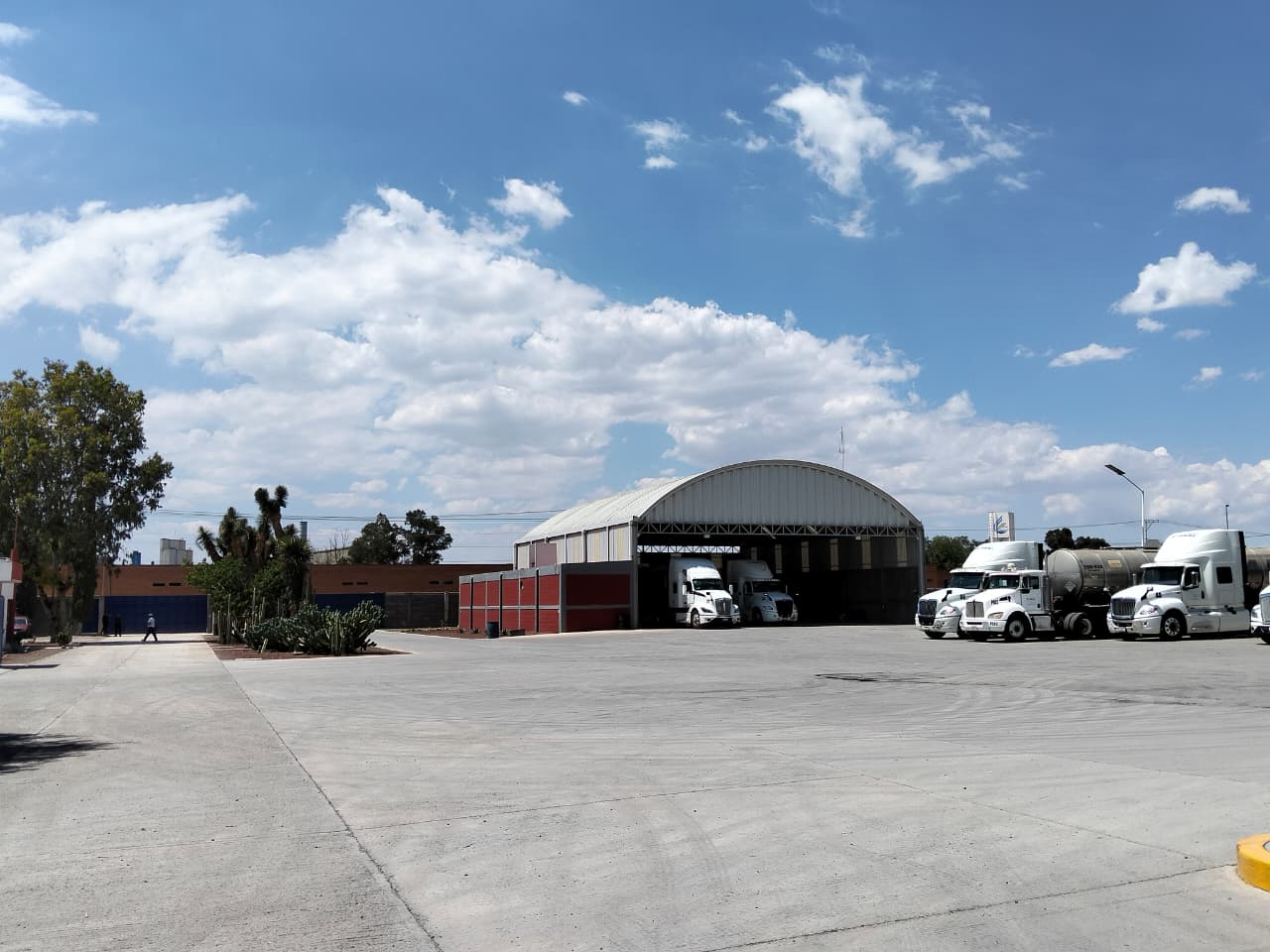 Patio de maniobras y taller mecánico base TRESAL San Luis Potosí