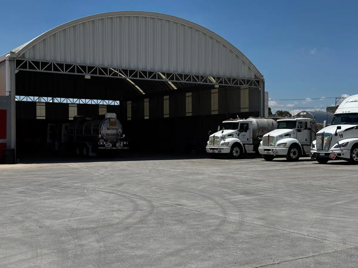 Base operativa de TRESAL en San Luis Potosí con flota de autotanques y vista hacia el taller de mantenimiento