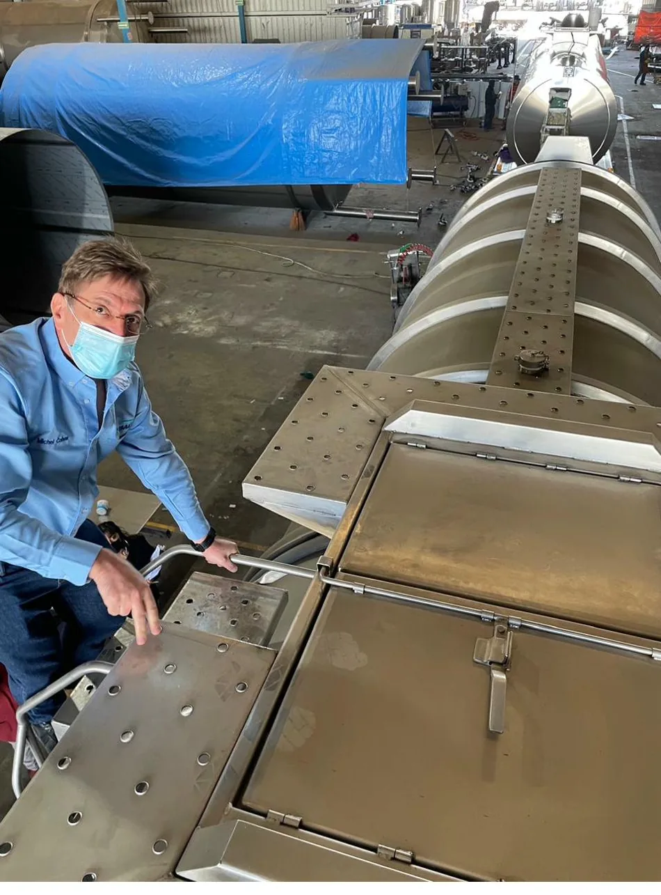 Michel Cohen inspecting a TRESAL stainless steel tank truck in Cuautitlán Izcalli